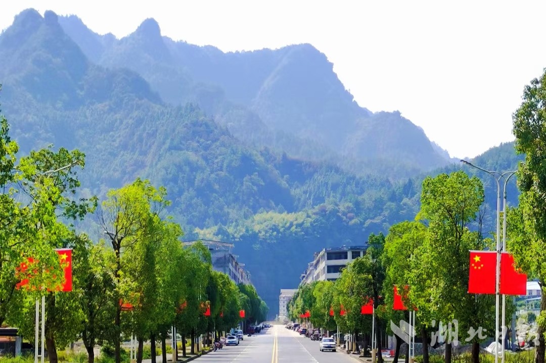 咸丰县小村乡：满乡中国红 欢度国庆节 - 湖北日报新闻客户端