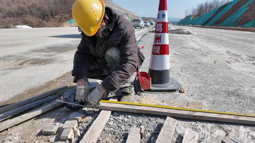 工人正紧锣密鼓地进行湿接缝钢筋焊接和端横梁模板安装作业