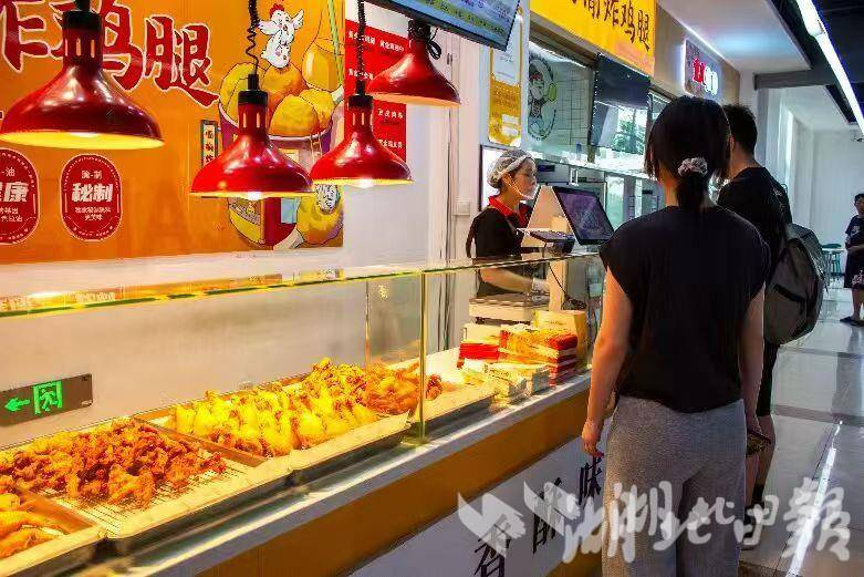 毕业生领取鸡腿鸡翅3.jpg