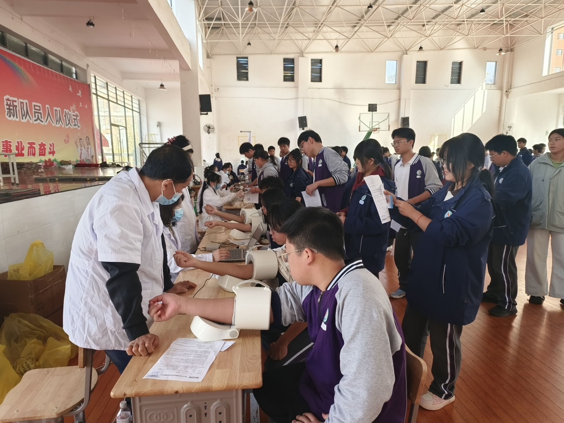 此次体检项目包括常规体检(身高,体重,血压,心肺听诊),口腔检查,近视