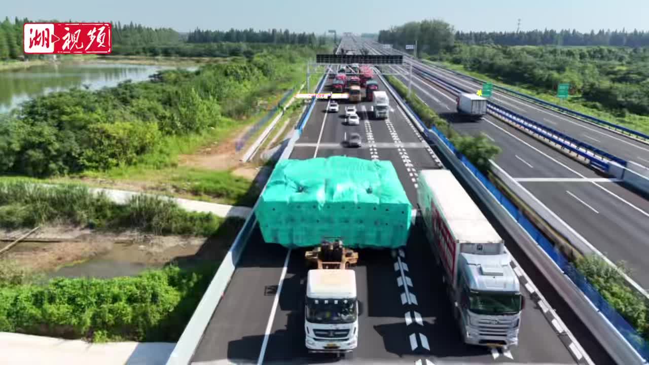 收费站拆护栏让路 湖北最宽“巨无霸”顺利下站