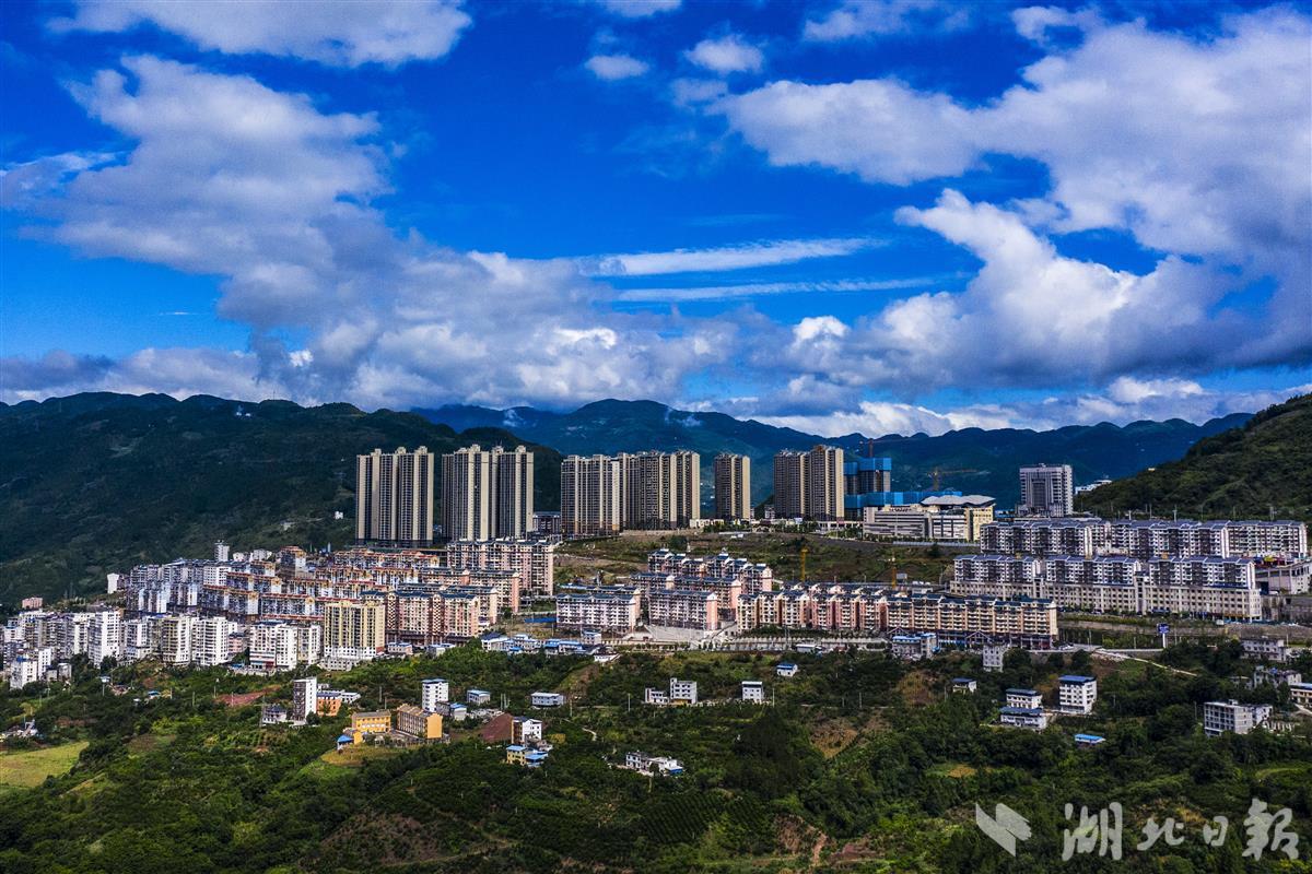 长江三峡巫峡口雨后初霁,紧邻巫峡的巴东县城,青山绿水,蓝天白云,江面