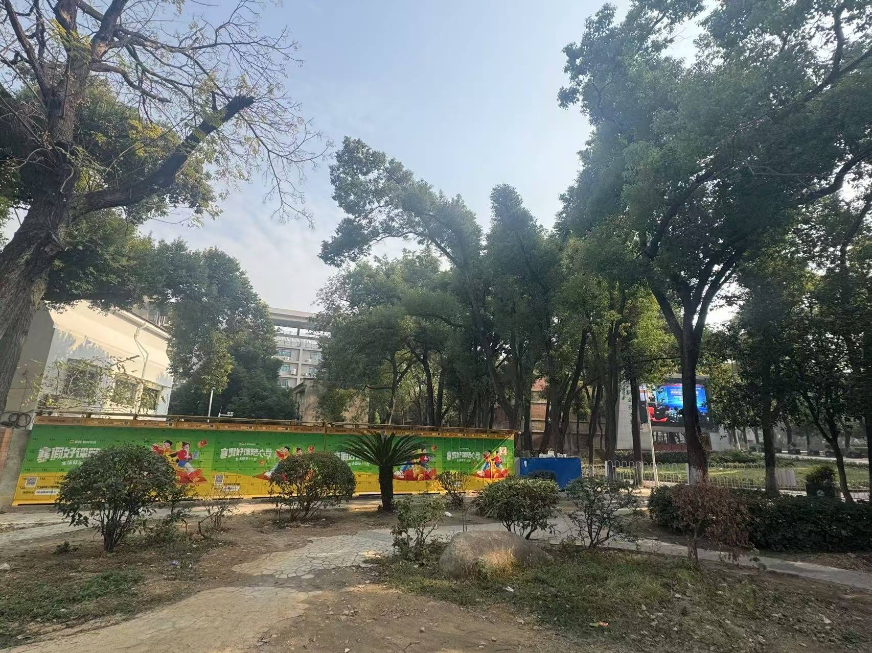 湖北轻工职业技术学院旁，长达十多米的外卖柜，显示出旺盛的外卖点餐需求。（摄影：记者熊星星）