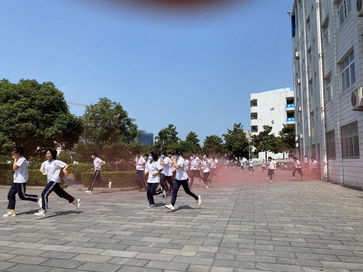 秭归县职教中心举行消防演练