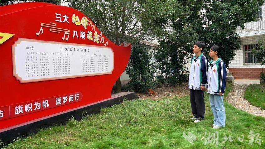 大悟县希望小学学生正在教游客唱《三大纪律八项注意》歌曲。（湖北日报全媒记者 王欣 通讯员 蔡青阳 摄）