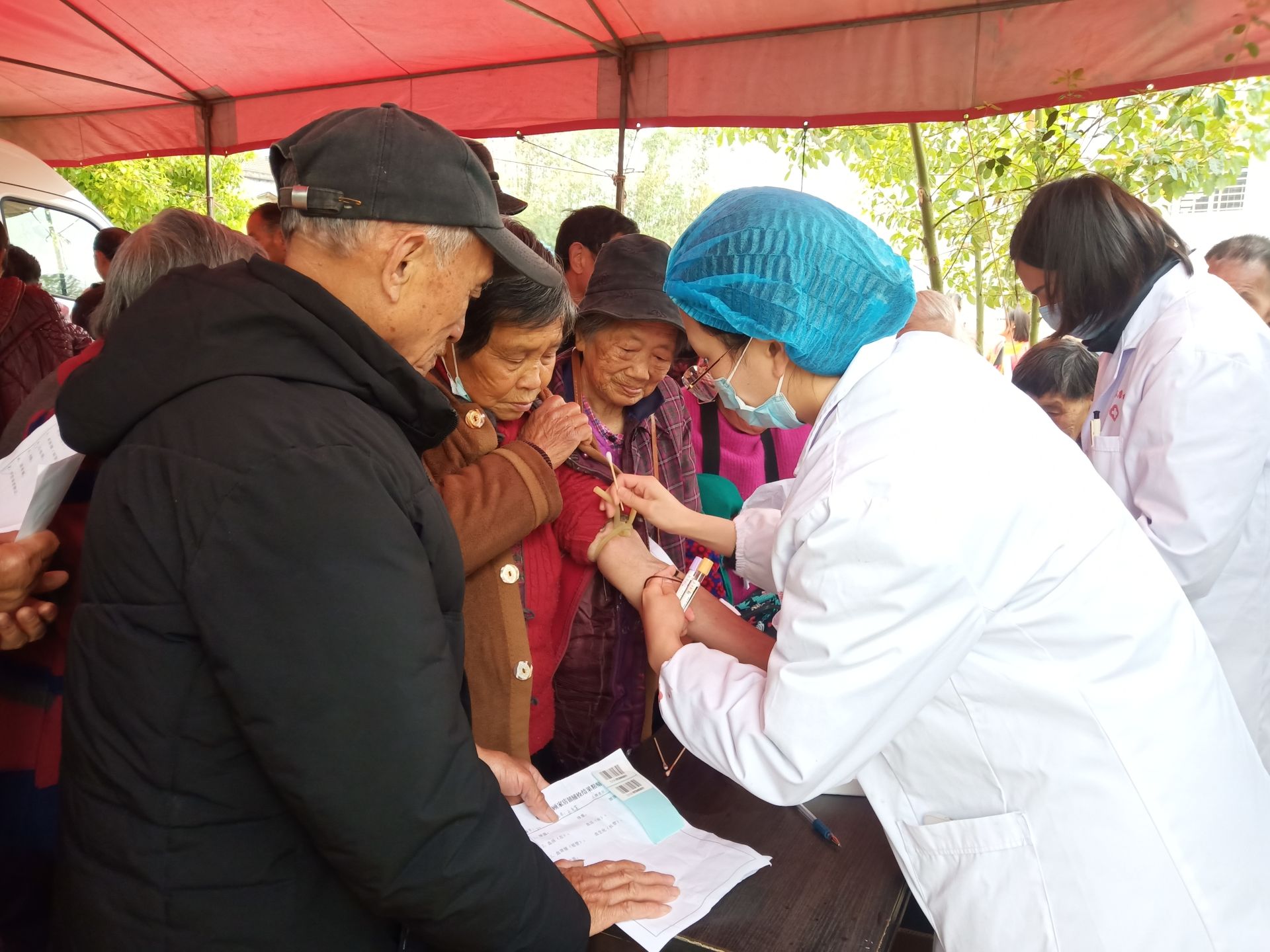 包含北医六院代挂专家号服务老人体检全程引导，安稳完成检查的词条