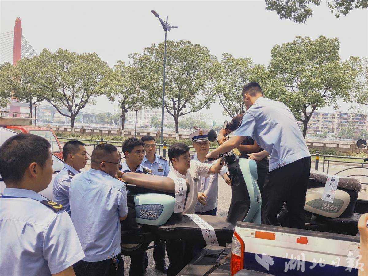 西陵区专班查封扣押涉嫌非法改装电动自行车2辆 杨璇 摄
