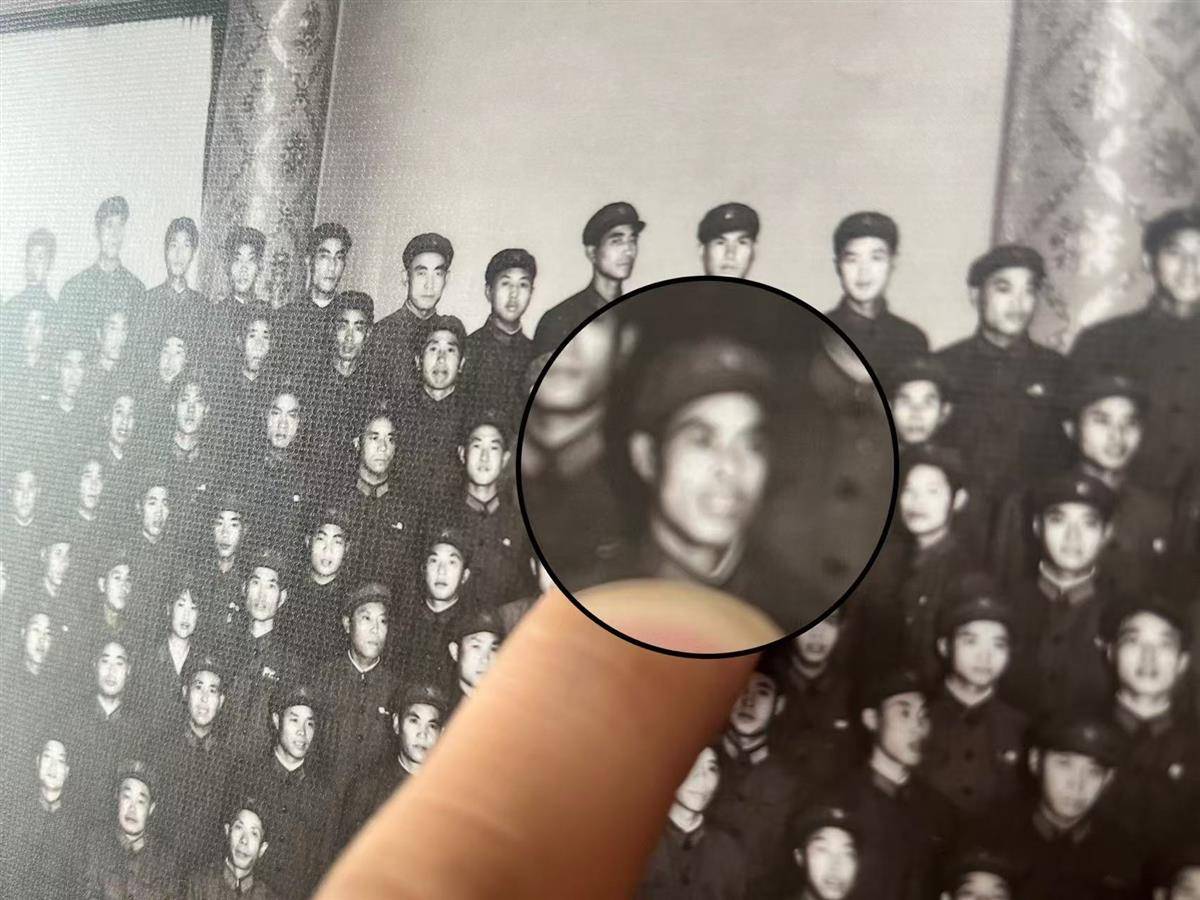 合影中的胡启凤.jpg