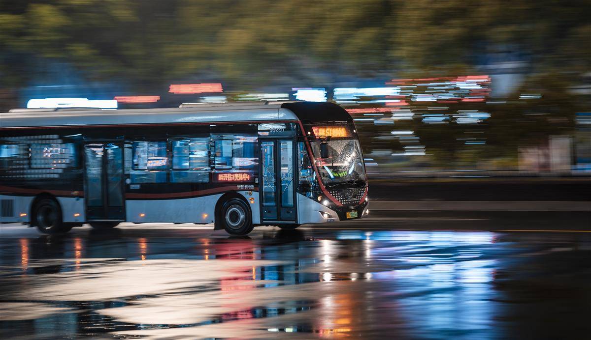 千库网_雨天夜晚行驶的公交汽车摄影图配图_摄影图编号430183.jpg