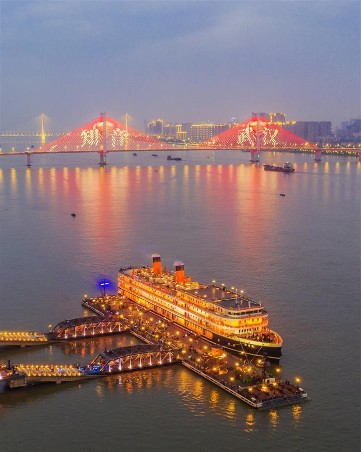 夜游长江戏水东湖武汉江湖游开启暑假模式