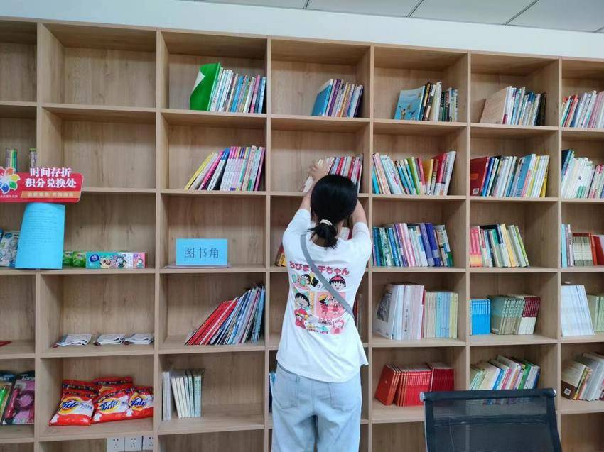 柳子山社区开展"情暖社区书屋,志愿者在行动"整理图书活动