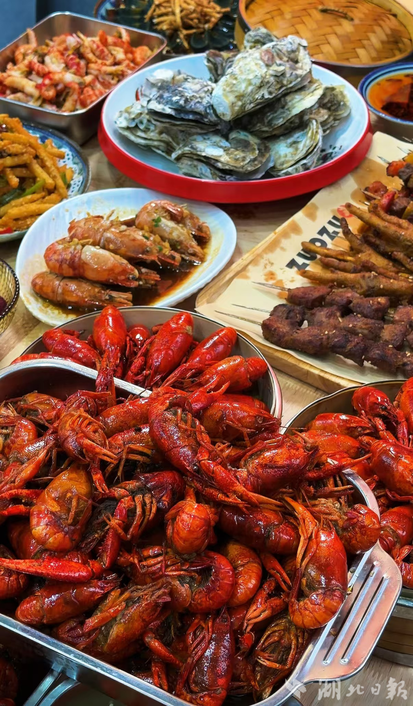 港味食光】嘬嘬龙虾集市:又到一年吃虾季,你的DNA动了吗? - 湖北日报新闻客户端