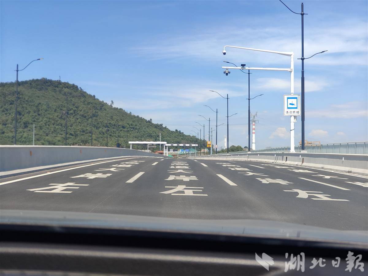 ▲ 005 武汉经开区左岸大道大军山段路面。.jpg ▲ 005 武汉经开区左岸大道大军山段路面。.jpg