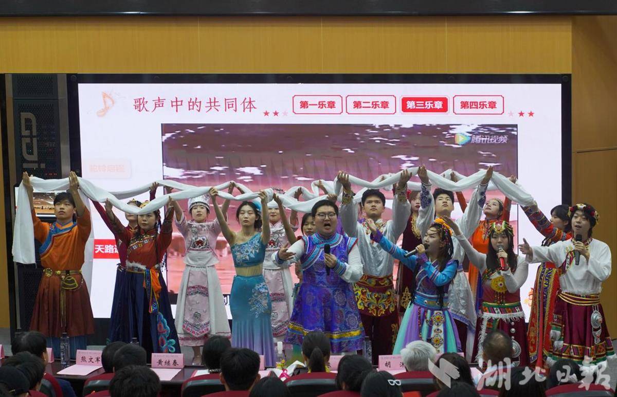 学校师生带来民族歌舞表演 李榕摄