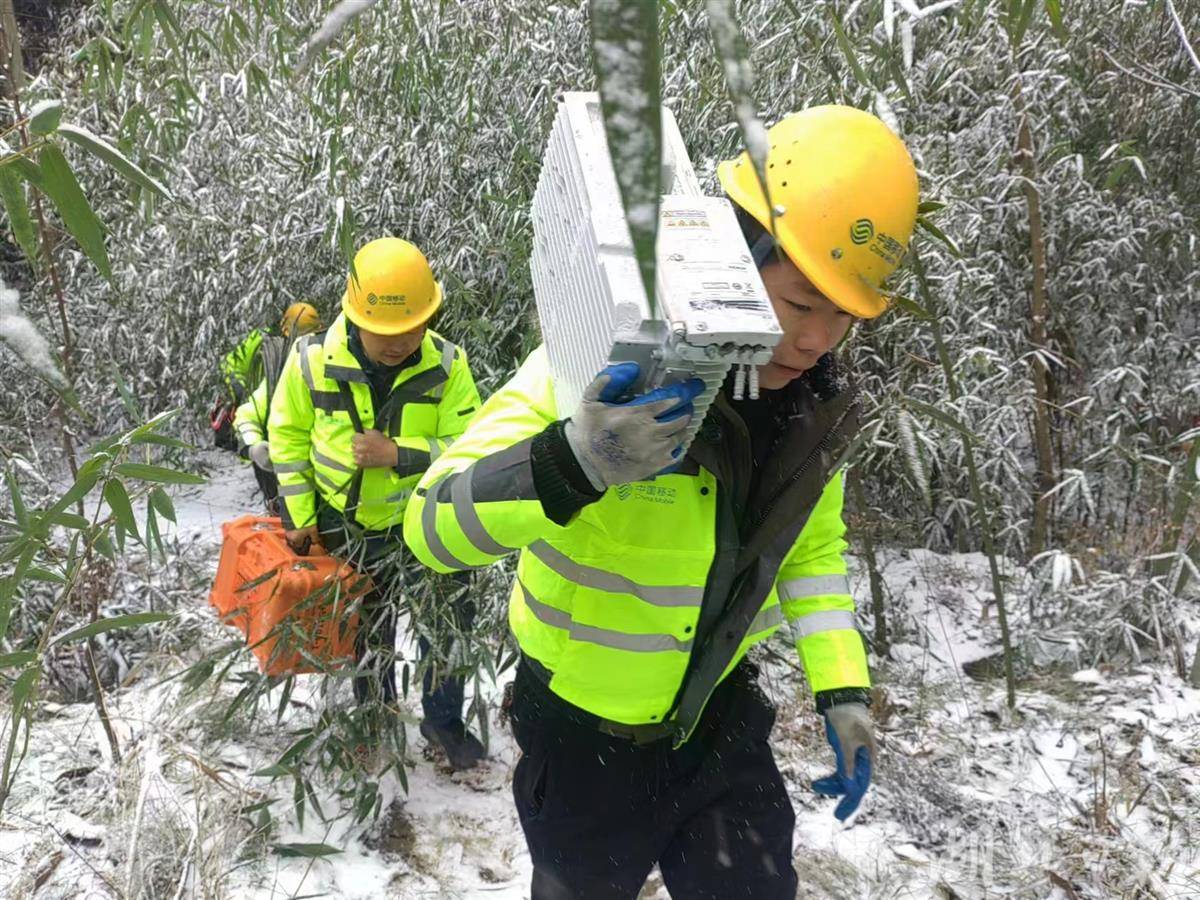 抢修人员采取肩扛手提的方式携带设备赶往故障基站.jpg