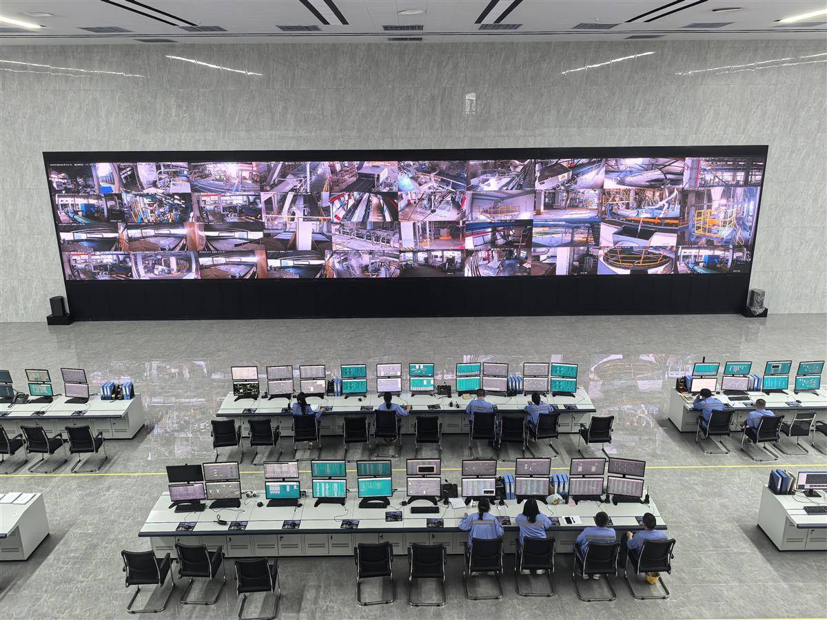 湖北双环科技股份有限公司中控室。（湖北日报全媒记者 方桐 摄） (2).jpg