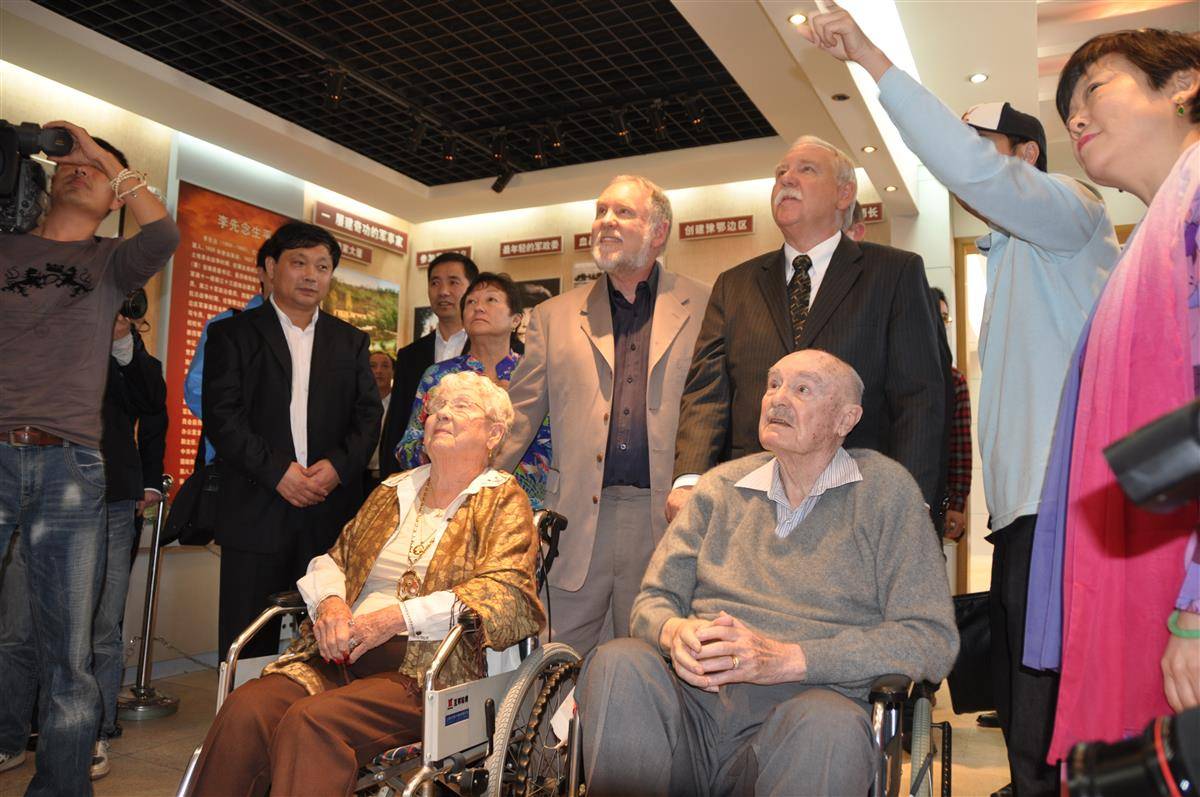 2010年10月，本尼达（前排右一）与家人最后一次来到中国，参观李先念故居纪念园。（李先念故居纪念园供图）.jpg