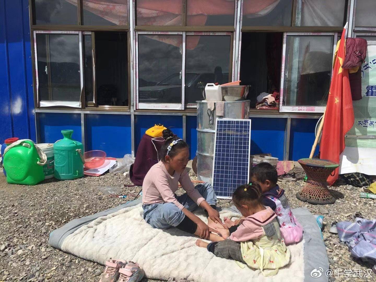 西藏阿里，国旗、太阳能板和藏族家庭的孩子们。.JPG