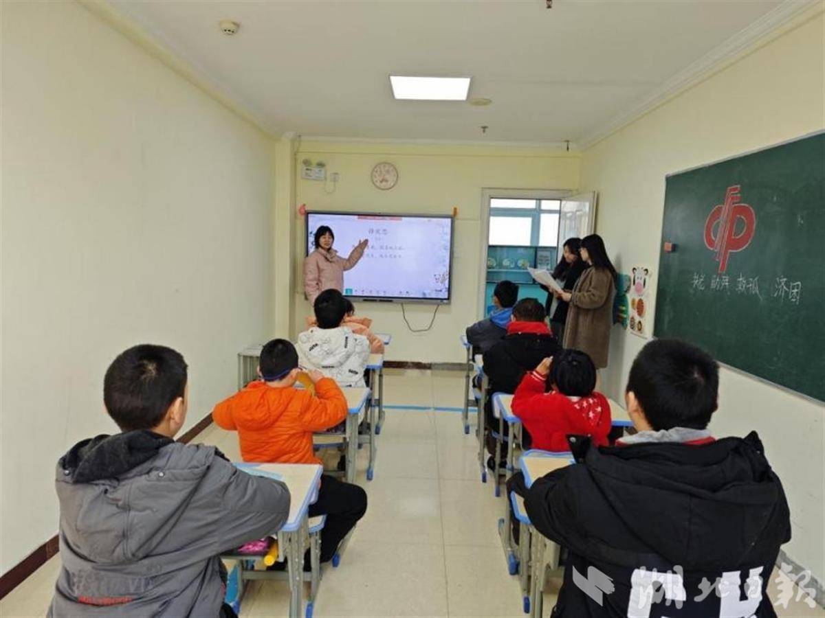 琪琪和同学们在上课。