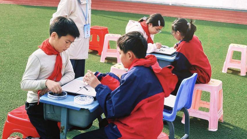 黑白对弈启心智 稚子落子润童心--弥市小学首届棋艺大赛温情落幕 - 湖北日报新闻客户端