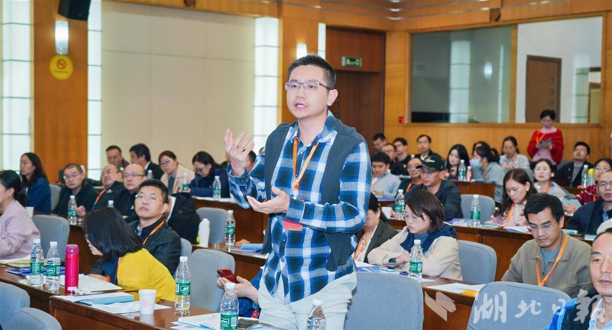 与会成员提问交流。学校供图.jpg