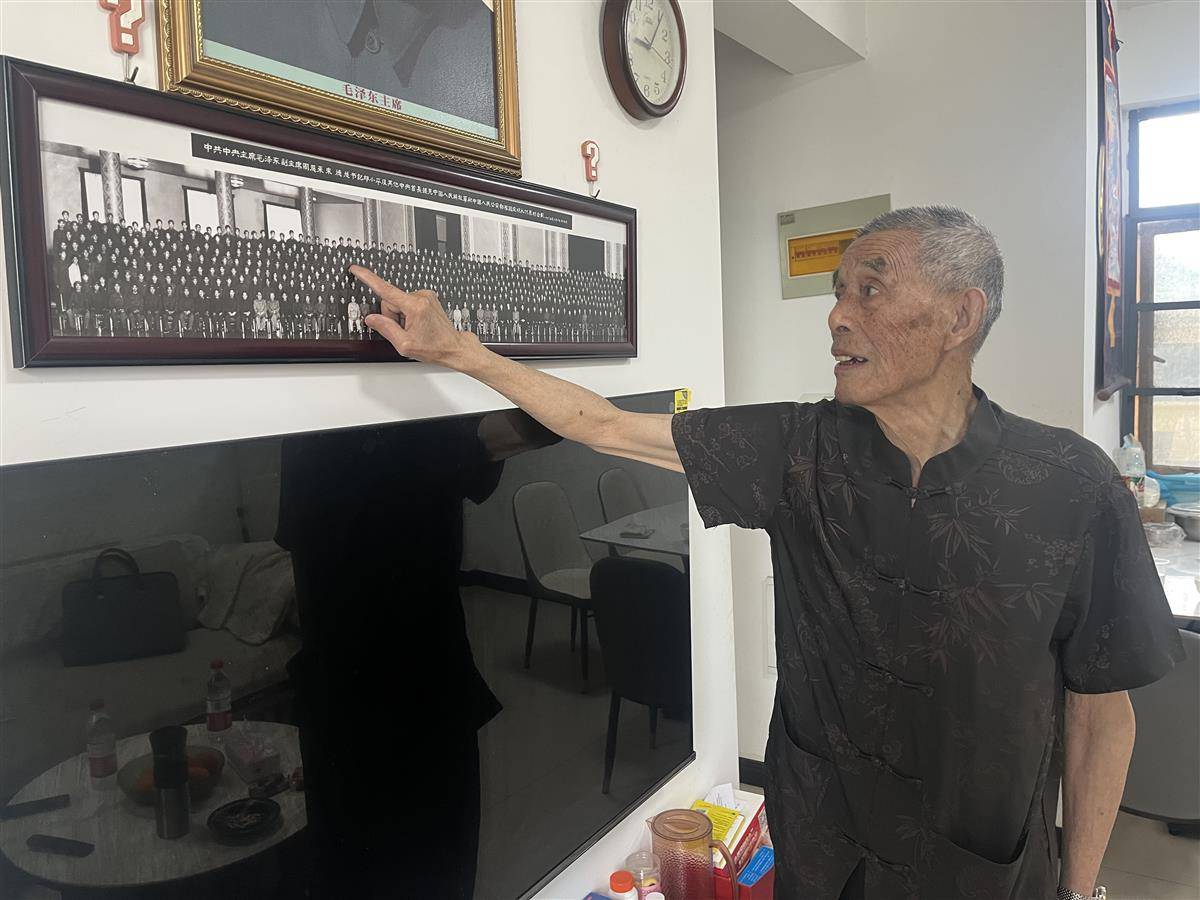 胡启凤手指自己在合影中的位置。.jpg