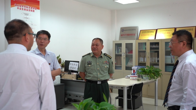 武汉警备区副司令员市征兵办主任刘先富到江夏检查验收市级示范征兵