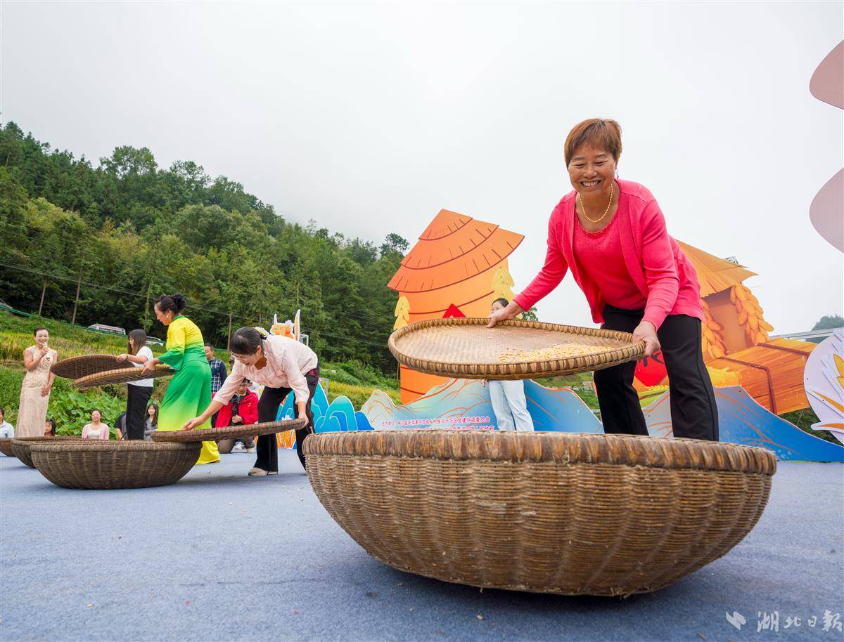9月19日,秭归县两河口镇二甲村,村民参加豆谷分离比赛.JPG 9月19日,秭归县两河口镇二甲村,村民参加豆谷分离比赛.JPG