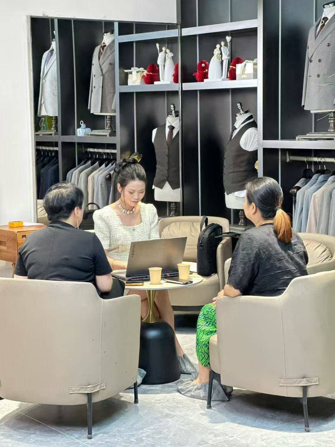 陈丹(中)在和客户沟通。(受访者供图).jpg 陈丹(中)在和客户沟通。(受访者供图).jpg