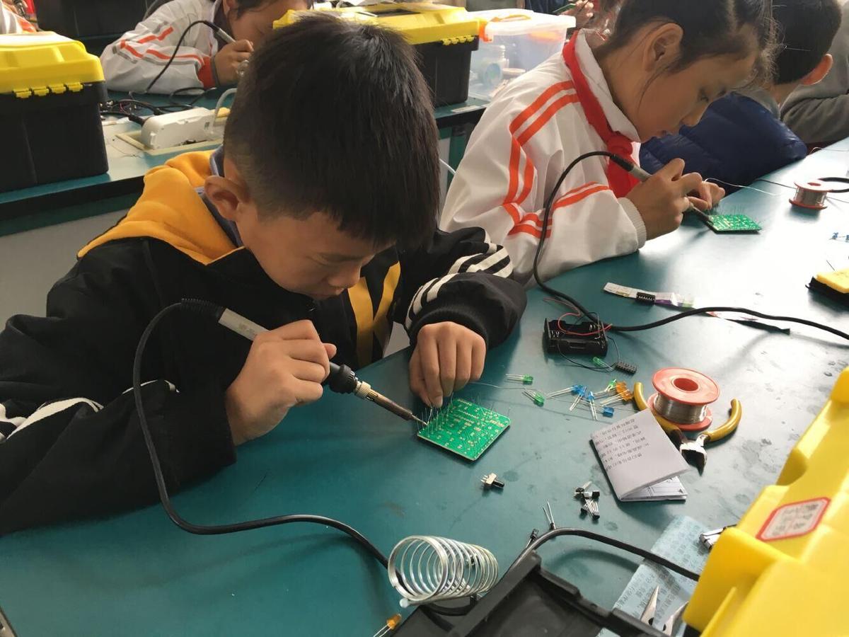 襄阳400余名小工匠同场比拼电子制作技能