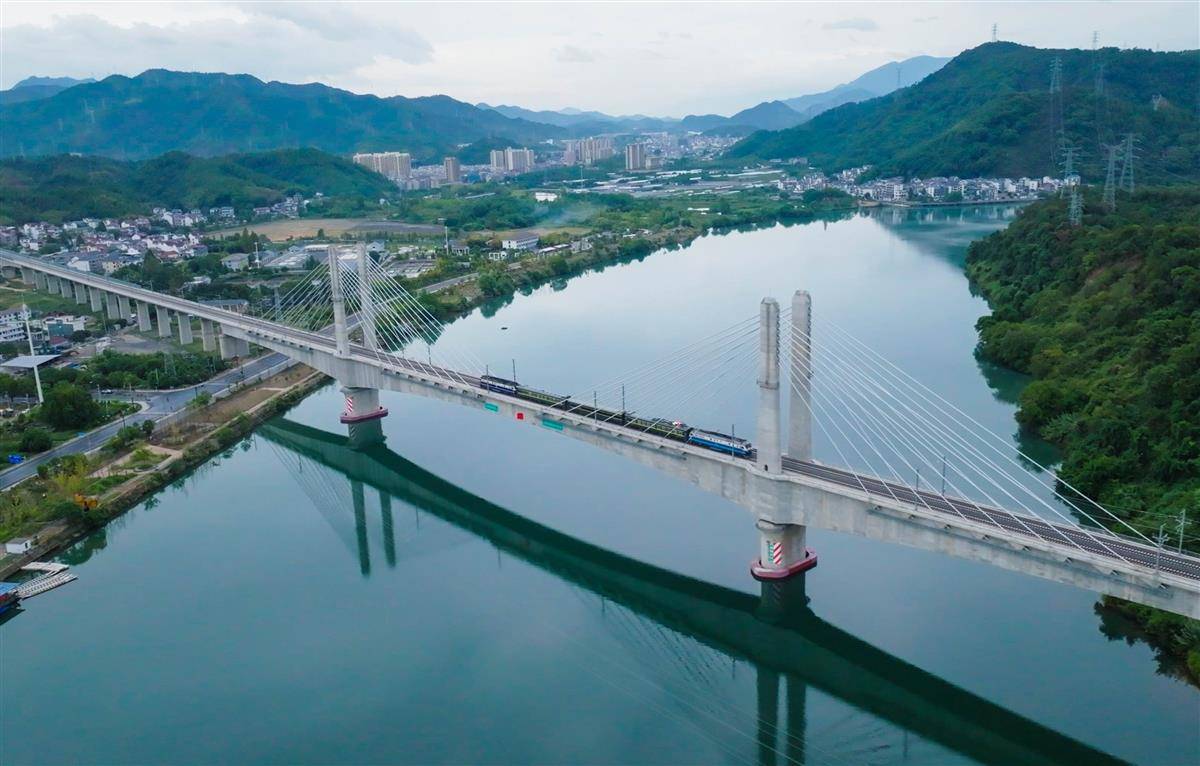 检测列车在杭衢高铁新安江特大桥上行驶 王兴  摄.jpg