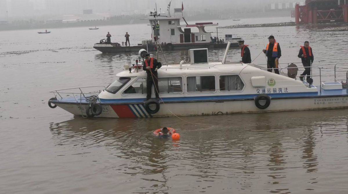 人员落水后积极采取救援.jpg