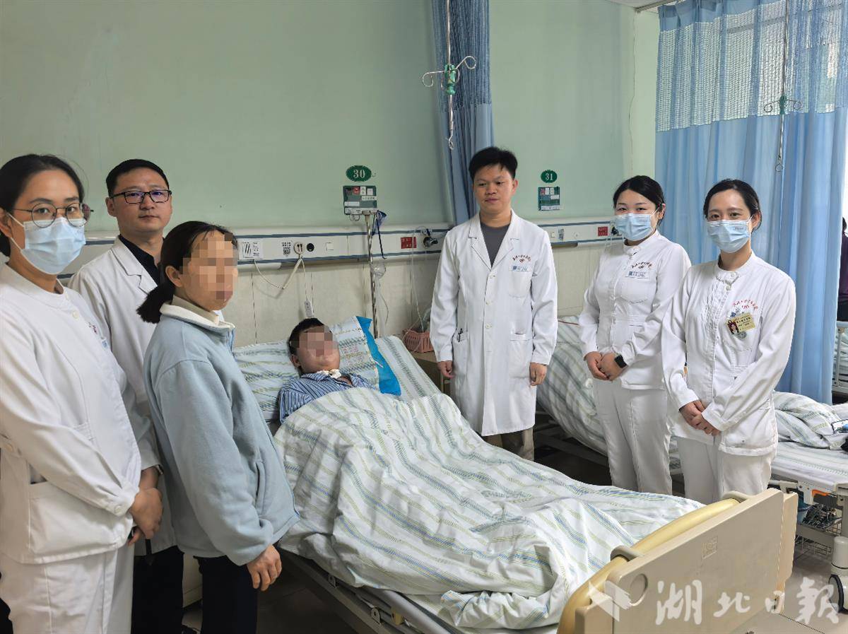 医护团队看望小龙。