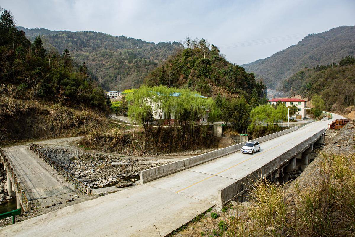 竹山深河乡双湾村惠民桥通车
