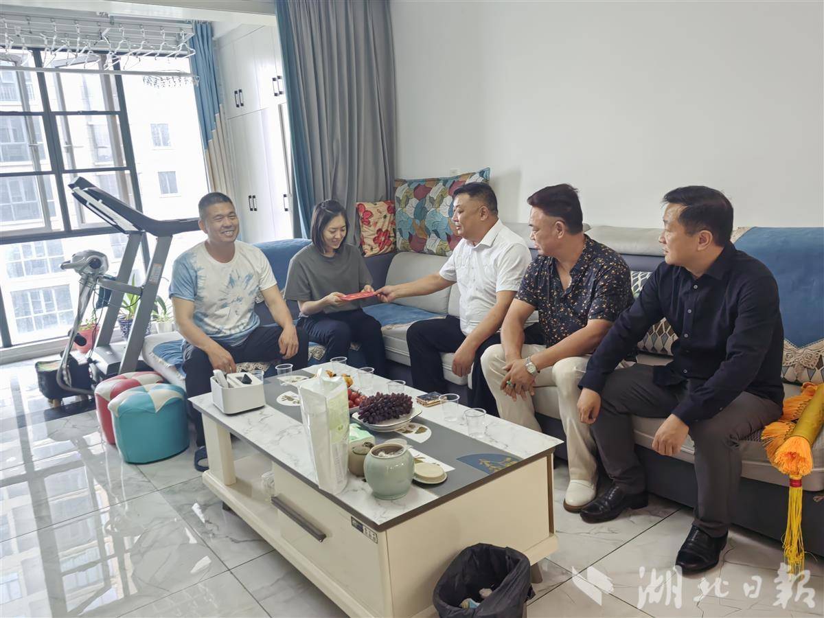 襄阳市襄州区关爱退役军人协会一行人看望薛润泽。