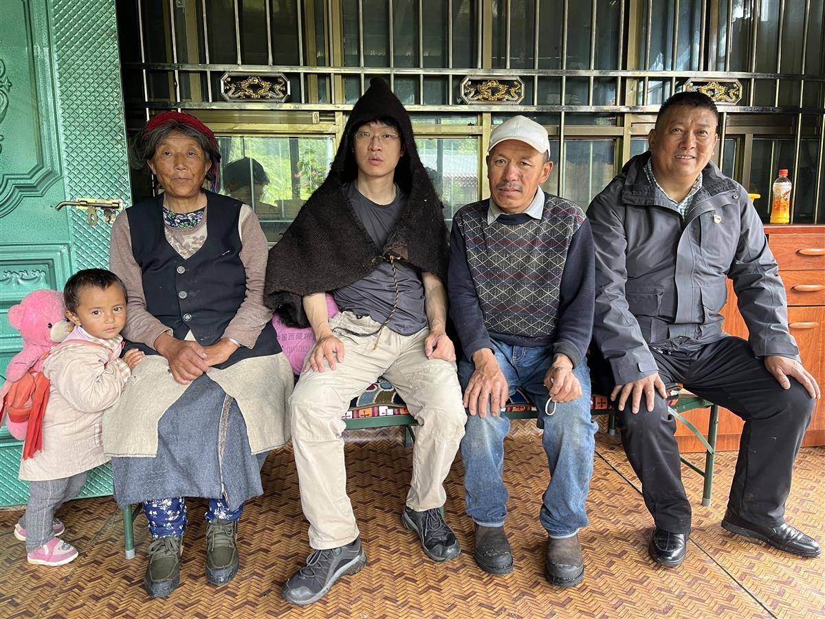 IMG_0731 格桑旦增在姐姐家，我身披的是他巡山所穿的牦牛衣.JPG