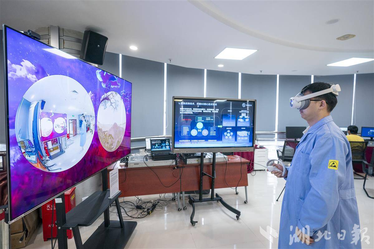 中信科移动研发的应用6G技术的全息眼镜。（魏铼 摄）.jpg