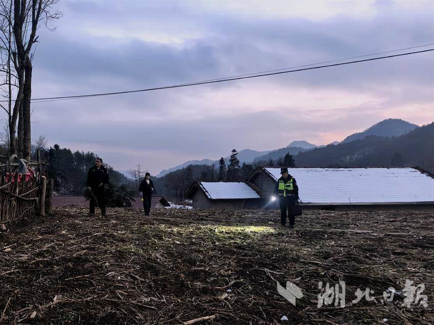 民警在四处寻找老人。