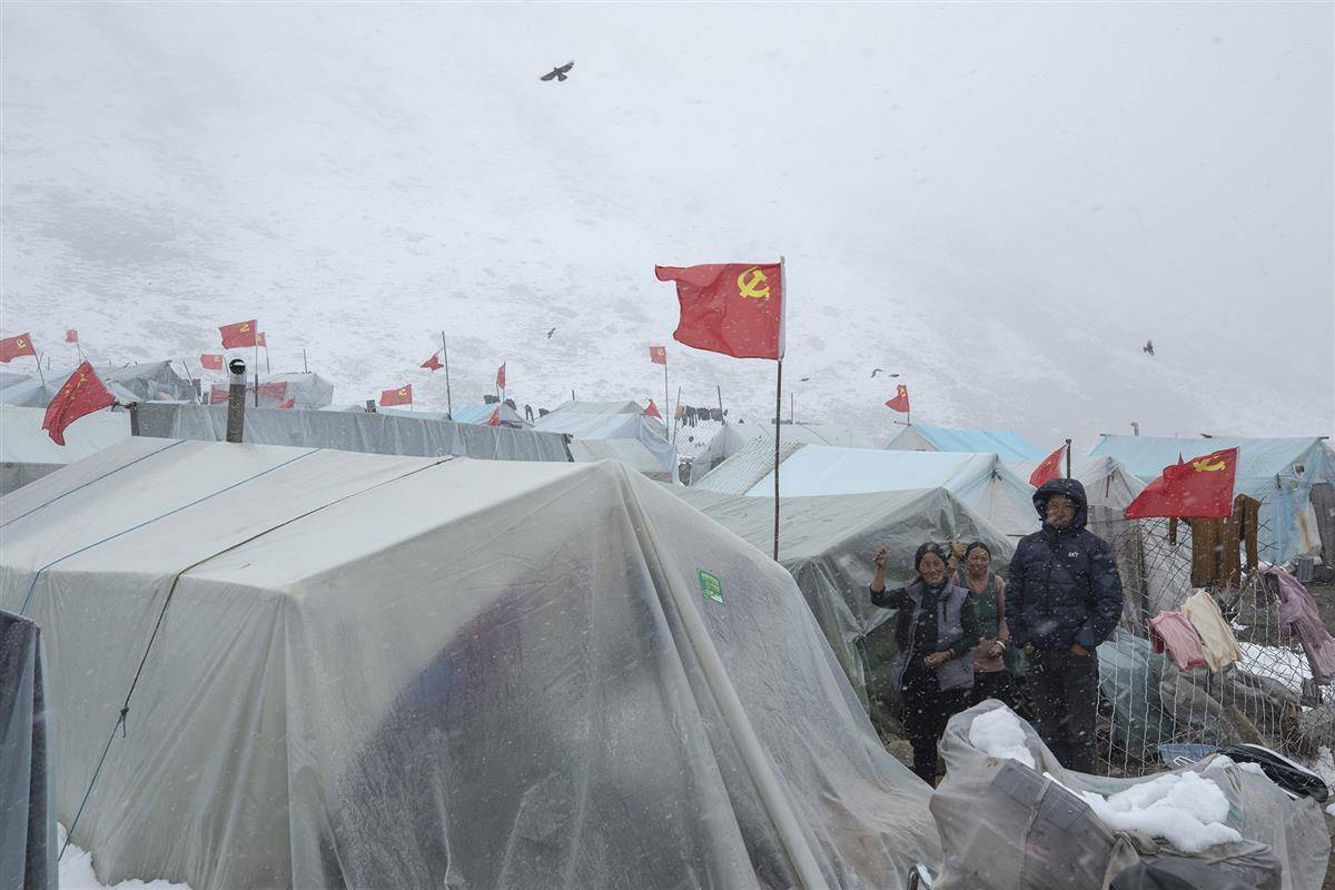 718A3274 x 拉姆拉错吉隆虫草采挖点的牧民在等待暴风雪过去.jpg