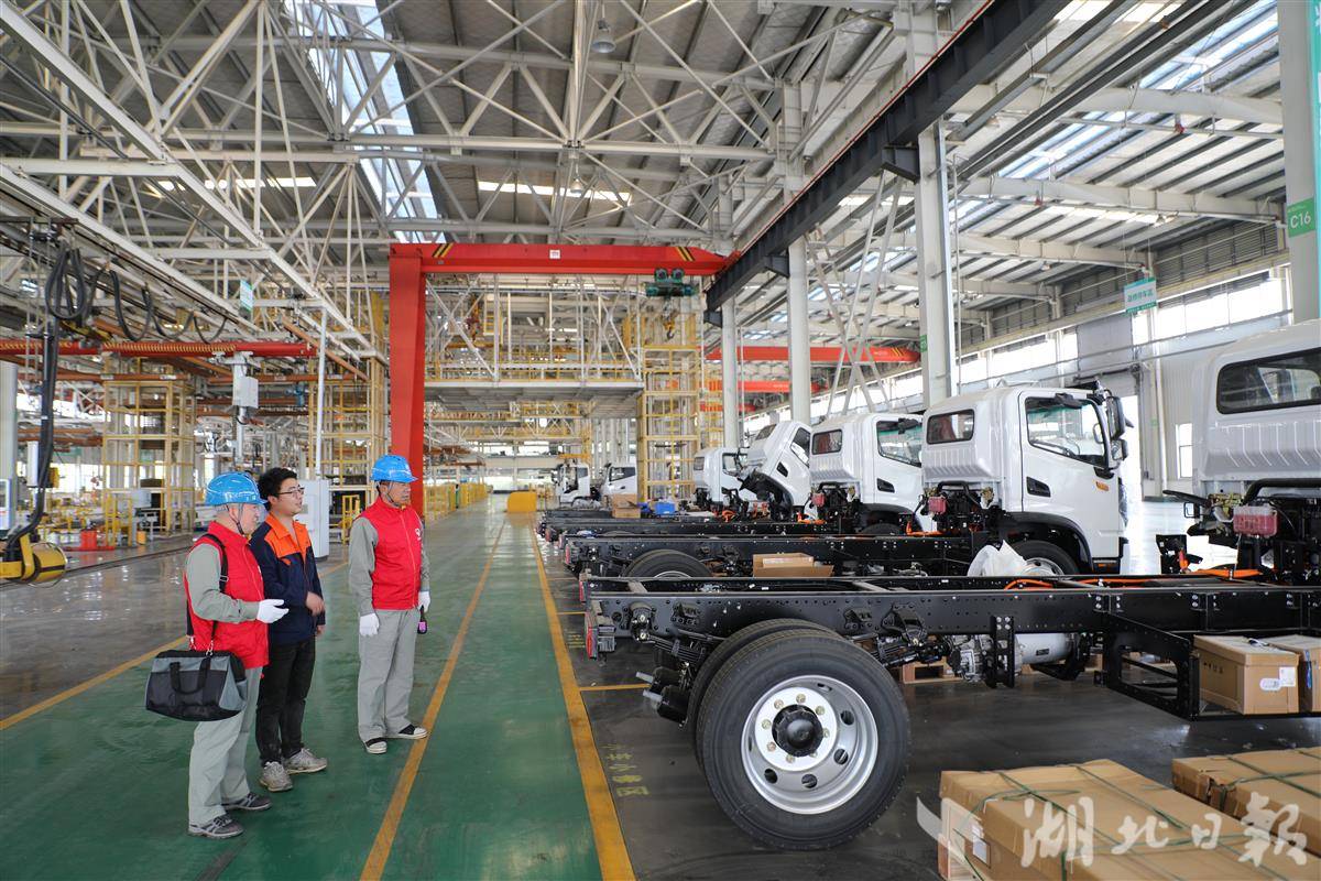 4月10日，国网随州市曾都区供电公司两水供电所员工刘阳、王普刚到程力专用汽车股份有限公司进行安全用电检查。（李婧璇.jpg