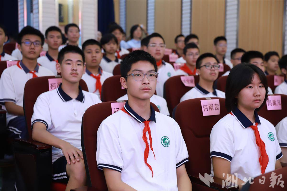 认真聆听的同学们 (5).JPG
