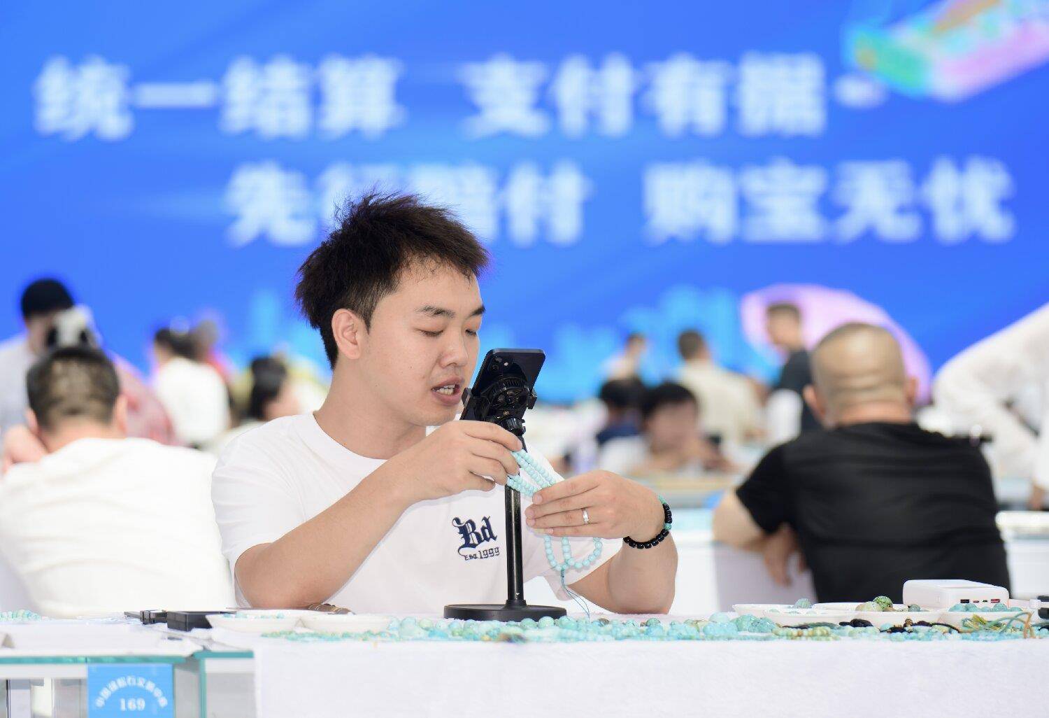 竹山县国际珠宝交易中心扫“码”守护绿松石诚信交易- 湖北日报新闻客户端