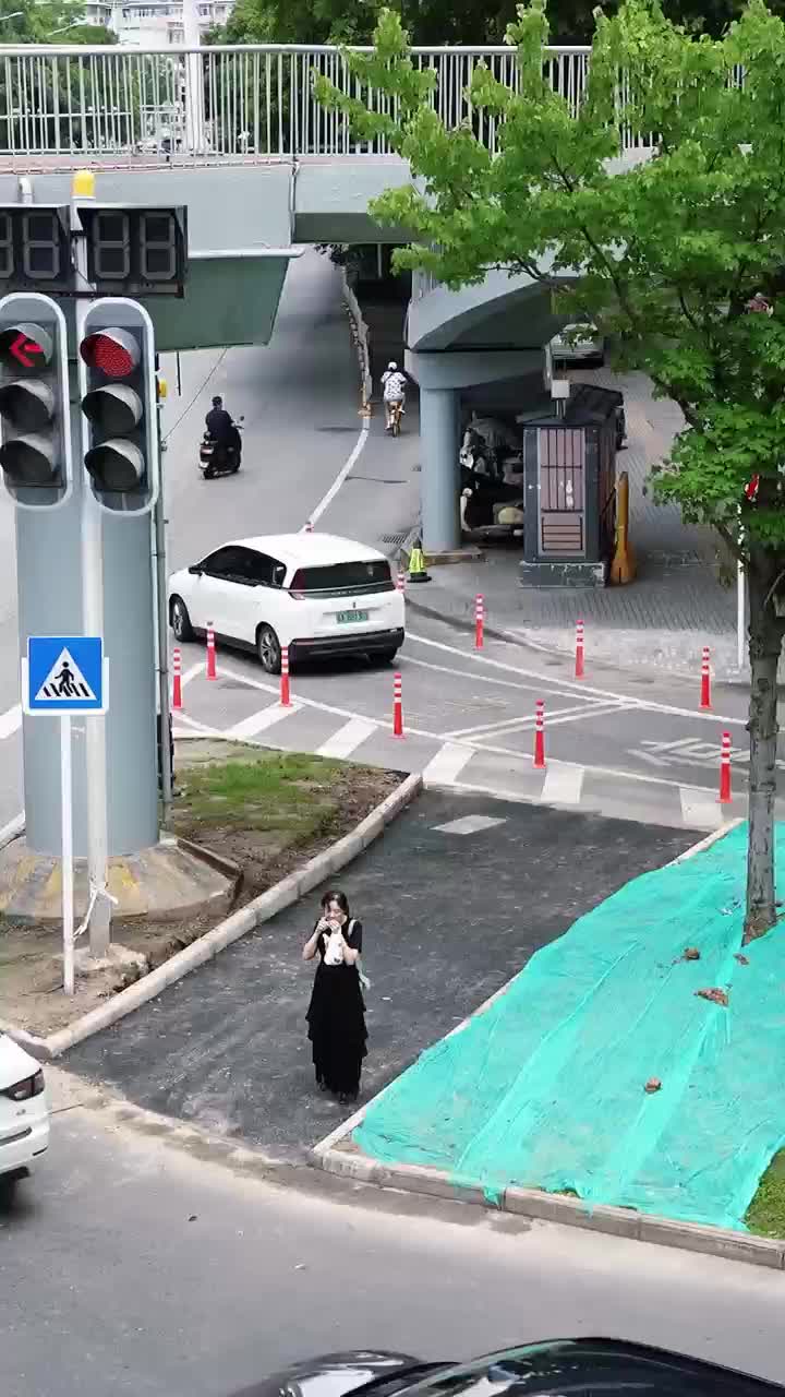 武汉江岸交警开辟“安心路”