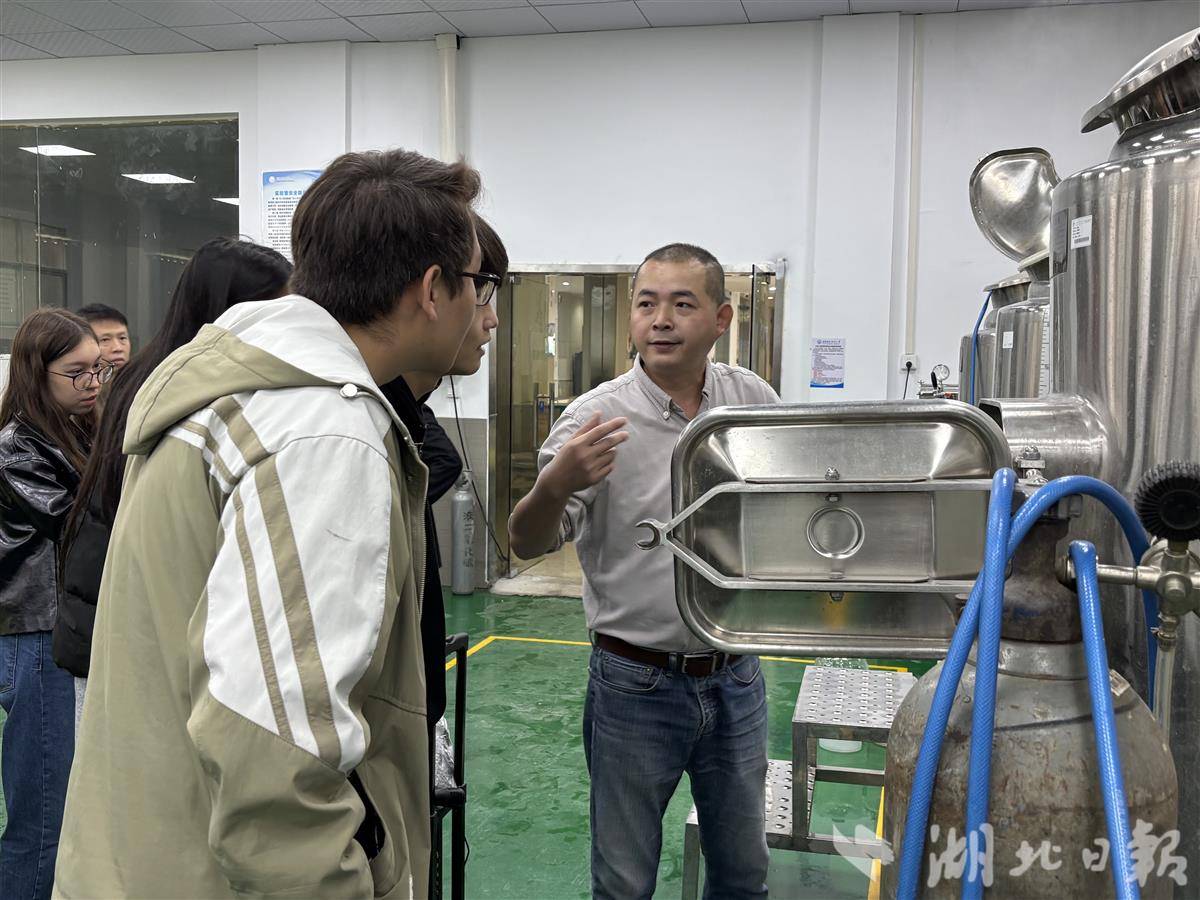 企业导师为留学生介绍啤酒发酵过程.jpg
