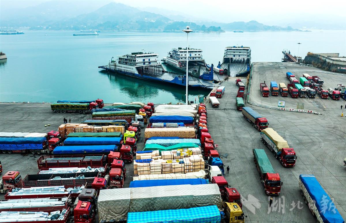 秭归滚装码头运输忙 - 湖北日报新闻客户端