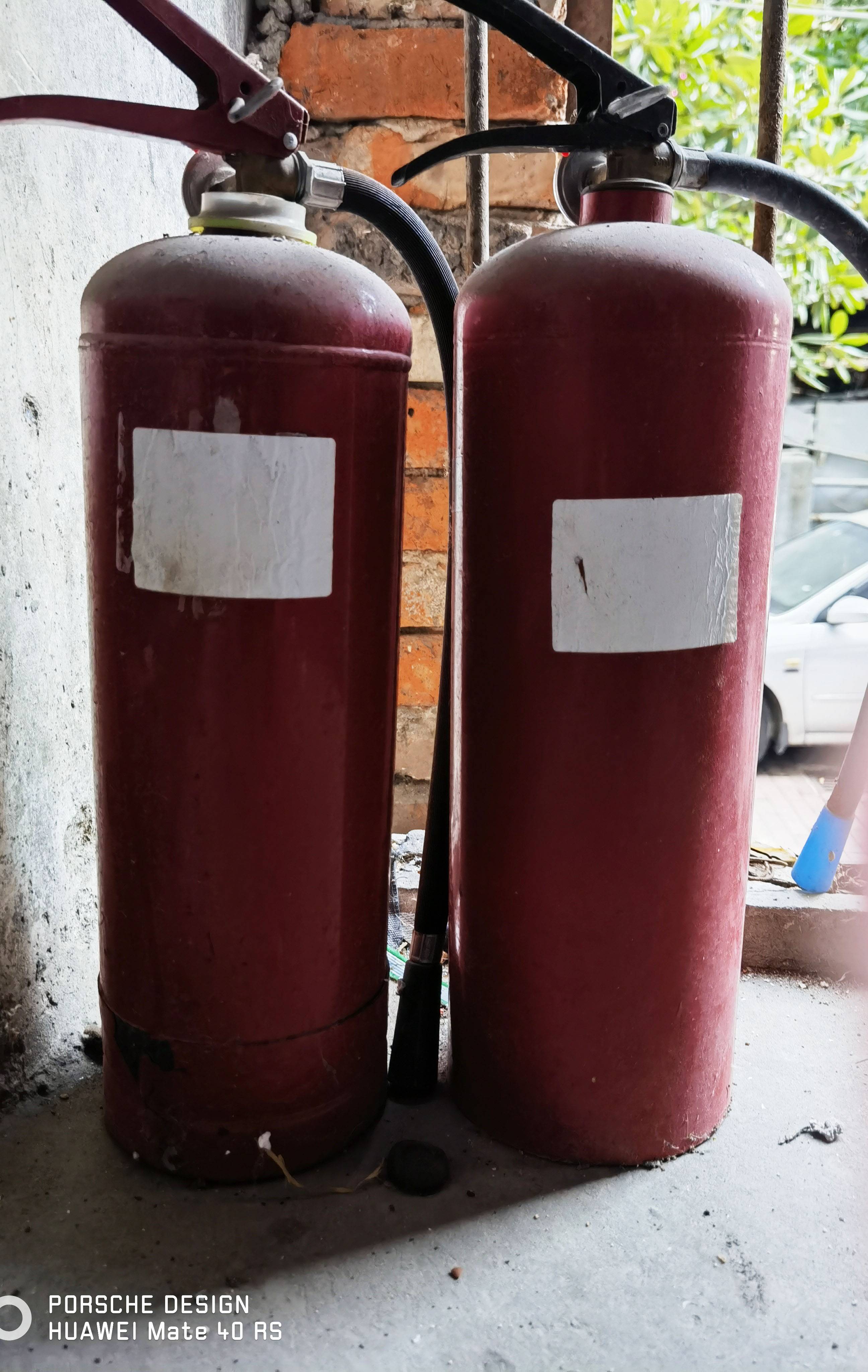 望才里社区1栋3单元，2018年生产灭火器未见维修。