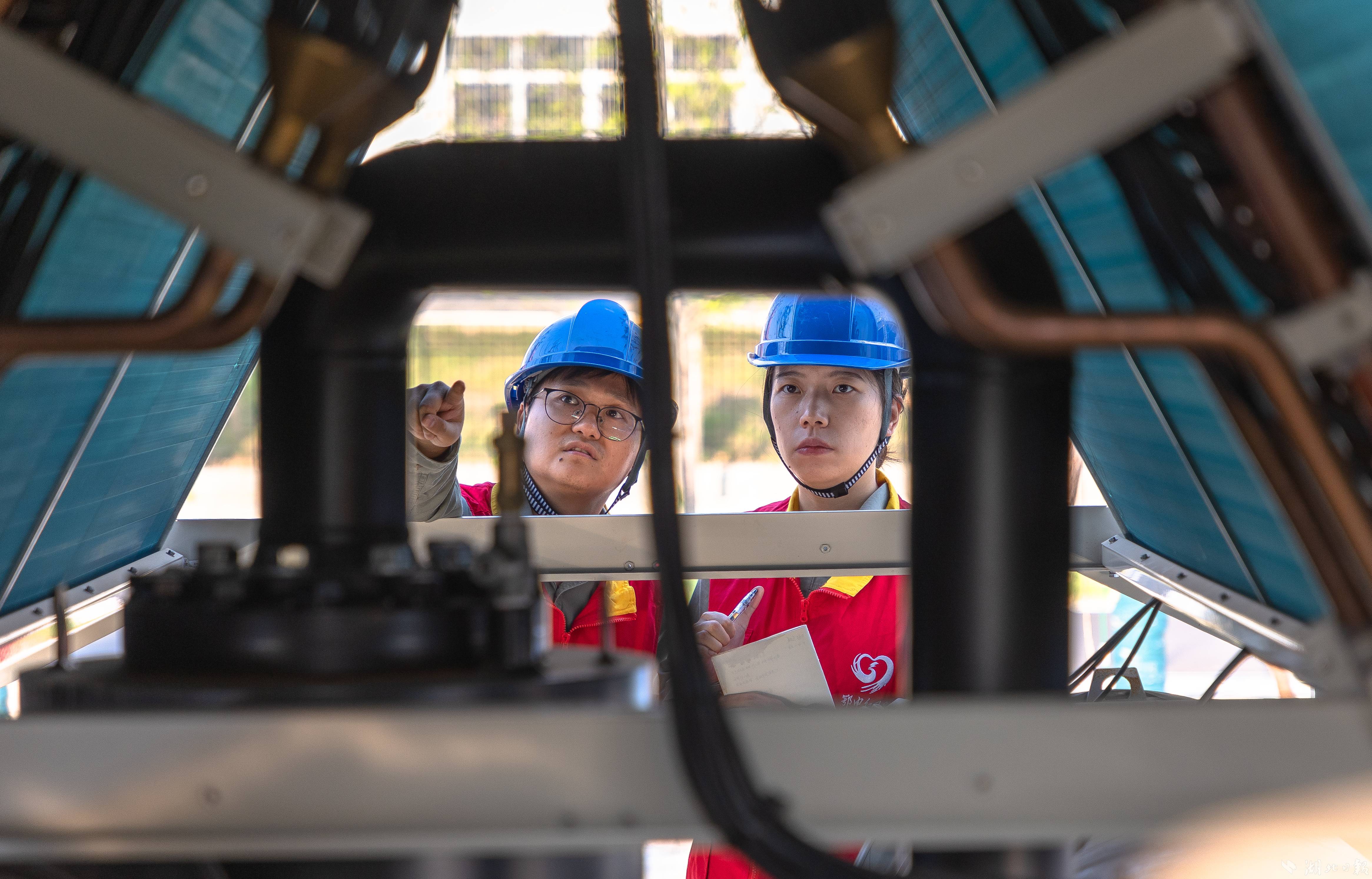 工作人员检查地面设备。湖北日报通讯员 刘宇 摄