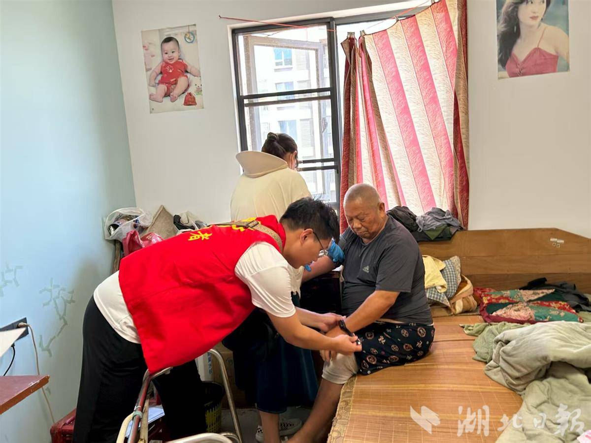 志愿者为老年人提供居家养老服务.jpg