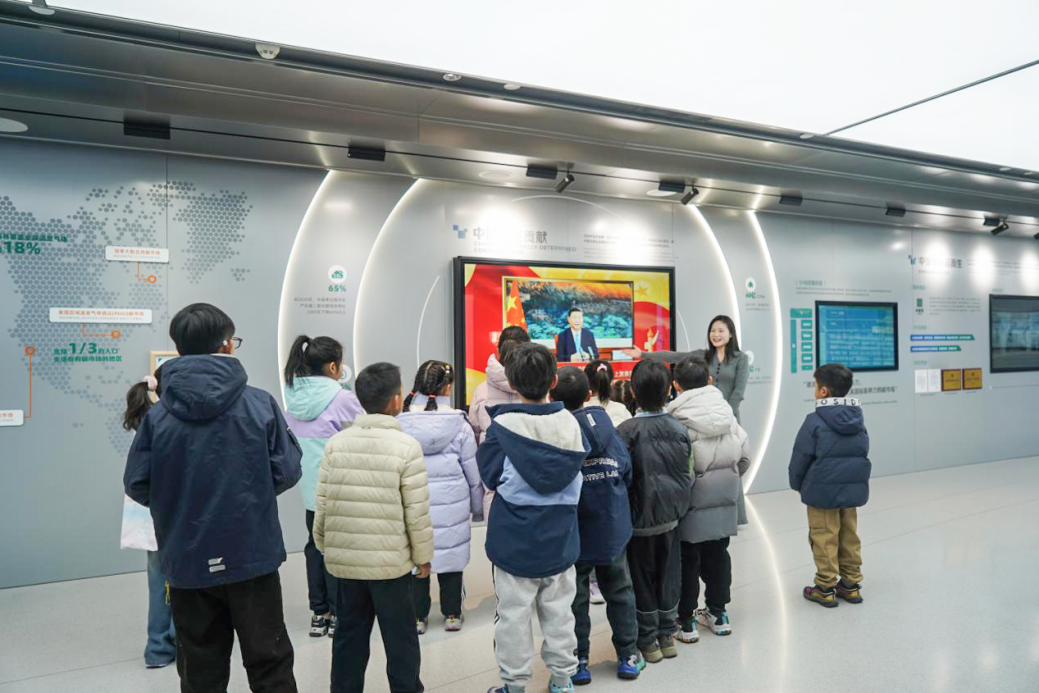 2.2025年1月，“‘碳’索绿色未来”低碳主题研学活动在中碳登大厦展示大厅举行。.png