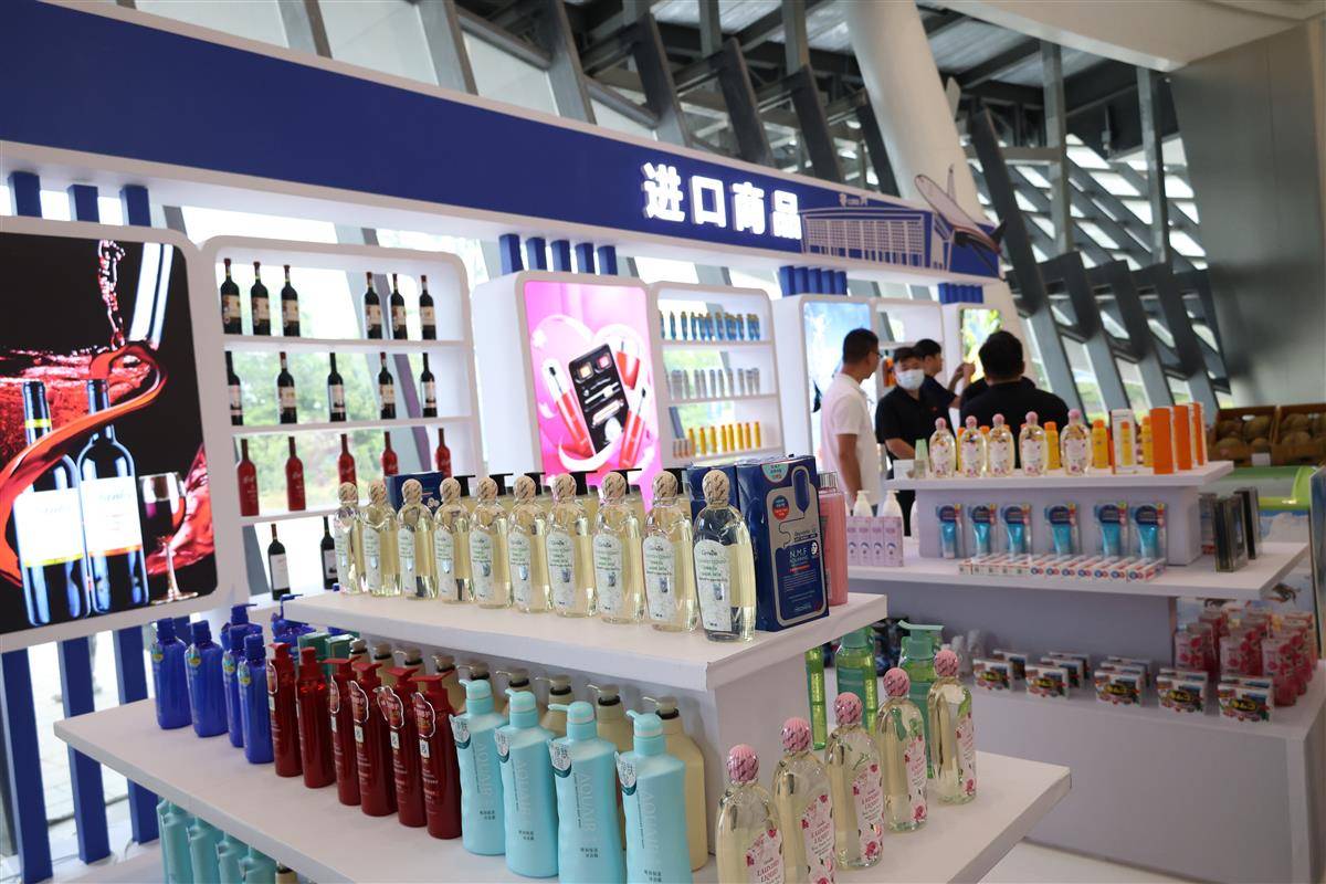 活动现场大厅进口商品展示。湖北日报全媒记者 周鹏摄